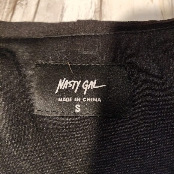 Nasty Gal sleeveless caped dress - Picture 2 of 6